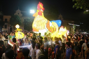 Người dân Hà Nội 'rước đèn' trung thu sớm tại phố đi bộ