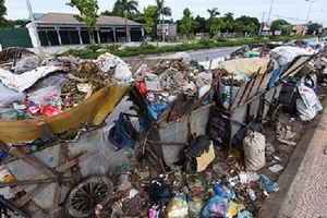 Hàng nghìn tấn rác thải nằm chờ trên đường phố Thủ đô