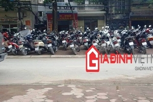 Hà Nội: Sử dụng hè đường làm bãi đỗ xe, người dân phường Bưởi lên tiếng bức xúc!