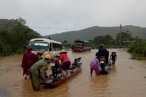 Hà Tĩnh: Quốc lộ 8A 'biến thành sông', người dân liều mình băng qua dòng nước chảy xiết