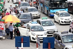 Taxi 'dàn trận' trước cổng bệnh viện Bạch Mai, xe cứu thương nhích từng đoạn