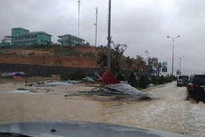 Chùm ảnh: Bão số 12 càn quét, nhiều nhà bị tốc mái, cây cối bị quật đổ ngang đường