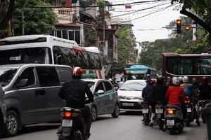 Lãnh đạo quận Hoàn Kiếm cũng 'ngán ngẩm' xe ô tô hàng chục chỗ ngồi 'tung hoành' trên phố cổ?