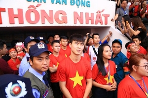 Người hâm mộ 'bùng nổ' khi U23 Việt Nam đến giao lưu