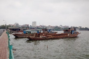 Bến thủy hồ Tây 'bất động' trước giờ G, doanh nghiệp kêu khó vì bến mới chưa xây xong