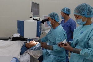 Lần đầu tiên tại Việt Nam mổ cận thị không chạm vào mắt
