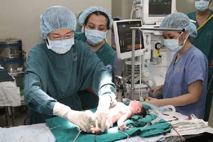 Mổ bắt con, đặt máy tạo nhịp tim nhân tạo cứu sống trẻ sơ sinh