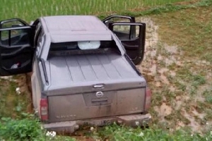 Nghệ An: Xe bán tải của ngân hàng va chạm với xe máy chở 3 nữ sinh