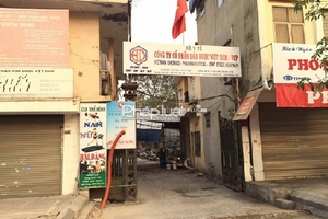 Bãi xe tự phát mọc lên, UBND phường Ngã Tư Sở nói "không quản lý"!