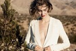 Arizona Muse khoe vẻ đẹp mong manh trên Vogue