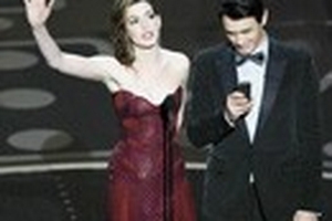 Anne Hathaway thay váy 8 lần trong đêm Oscar