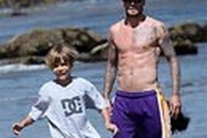 Beckham bỏ mặc Vic đi tắm biển cùng các con