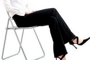 Ngồi vắt chân ảnh hưởng nghiêm trọng đến sức khỏe