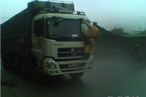 Chặn đầu xe tải để trấn lột bị tông chết tại chỗ