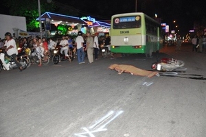 Nam thanh niên chết thảm dưới gầm xe buýt