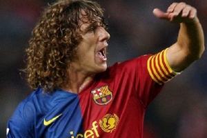 Puyol bị “đánh hội đồng” vì ăn mặc “lố lăng”