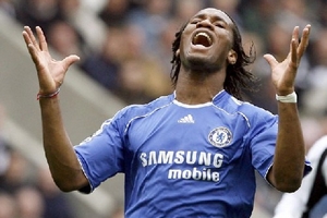 Va chạm kinh hoàng, Drogba bất tỉnh