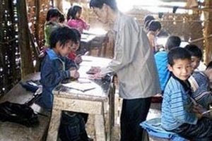 Xót xa cảnh học trò lấy quan tài thay ghế ngồi