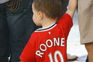 Kai Rooney mặc áo Man United cổ vũ bố