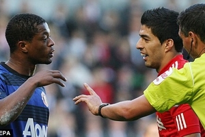 Evra vu khống cho Suarez?