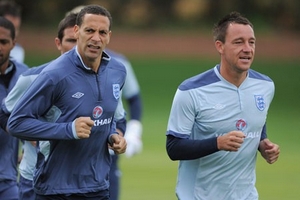 Rio Ferdinand ủng hộ em trai kiện Terry