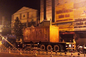 Container “chém” đứt dây cáp, xe máy lao đầu vào xe tải