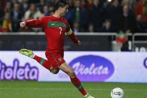 Ronaldo đá phạt ghi bàn, Bồ Đào Nha đặt vé dự EURO 2012