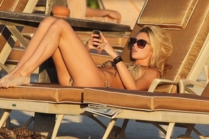 Nhan sắc WAGs rạng rỡ dưới biển chiều