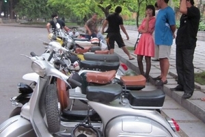 Cách “sùng bái” khó tin của những “tín đồ” Vespa cổ