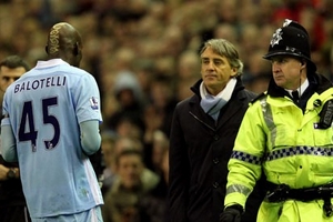 Mancini "điên tiết" vì thẻ đỏ của Balotelli