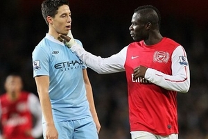 Đối đầu Arsenal, Nasri bị đồng đội cũ "xử" ngay trên sân