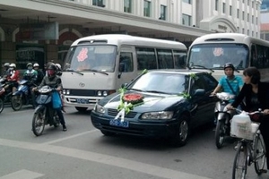 Khi xe công bị trưng dụng làm xe hoa trên phố