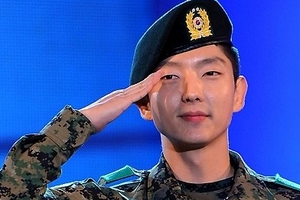 Sắp xuất ngũ, Lee Jun Ki "đắt hàng"