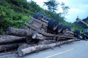 10 người chết thảm trong vụ tai nạn lật xe tại Nghệ An