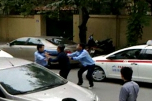 Tài xế Taxi Hà Nội Group đánh nhau náo loạn phố