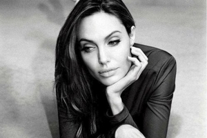 Angelina Jolie: Chun môi, lè lưỡi nghịch ngợm