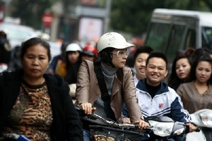 Thanh niên đầu trần đi xe máy cười người đi xe đạp... đội mũ bảo hiểm !!!