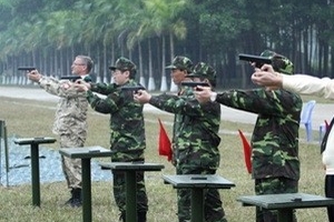 Tùy viên Quân sự nước ngoài giao lưu bắn súng
