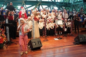 Ca sĩ nhí 8 tuổi của Việt Nam hát mừng Giáng sinh trên truyền hình Úc