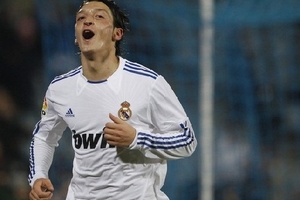 Mezut Ozil phớt lờ Liverpool