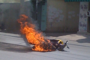 Cháy rồi nổ xe máy trên đường phố Sài Gòn