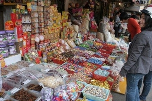 Thị trường Tết Nhâm Thìn: Bùng phát bánh, mứt, kẹo rởm