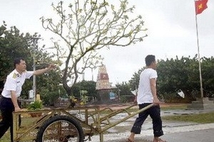 Hành trình con tàu mang quà tết đến Trường Sa