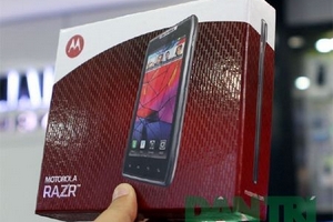 Đập hộp smartphone mỏng nhất thế giới Motorola RAZR