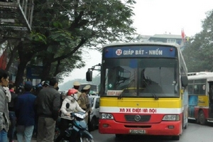 Xe buýt và xe taxi "đua' trên phố.