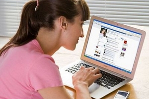 Thiếu nữ đăng ảnh gợi cảm để kiếm tiền trên Facebook