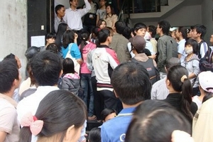 Hàng trăm người chen lấn mua vé xe tết