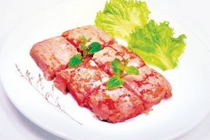 Bánh khoai môn trứng muối áp chảo