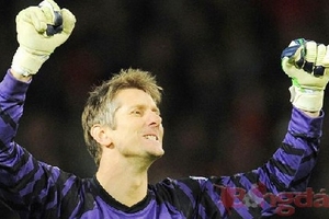 Đội hình tiêu biểu Premier League 2011: Tri ân Van der Sar