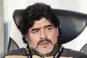 Maradona lĩnh án phạt vì lăng mạ HLV đối thủ